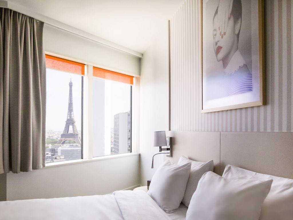 1-room apartment for 4 people - View of the Eiffel Tower.