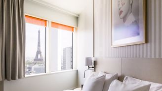 1-room apartment for 4 people - View of the Eiffel Tower.