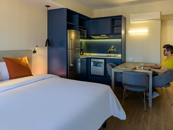 Suíte cama casal, sofá cama  e cozinha equipada