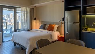 Suite with a double-size bed, sofa bed and equipped kitchen