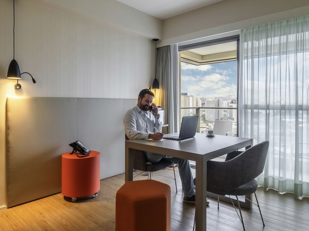 Habitación oficina: apartamento sin cama adaptado como una oficina