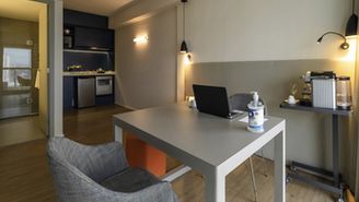 Habitación oficina: apartamento sin cama adaptado como una oficina